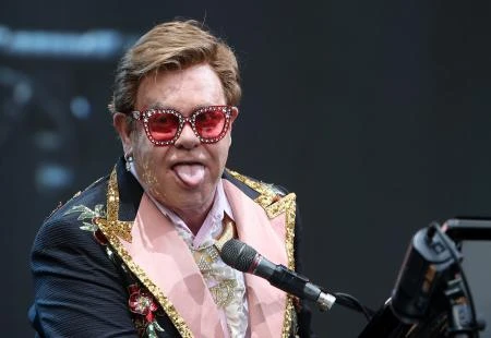 Elton John unatoč bolesti odlučio nastupiti, pa prekinuo koncert