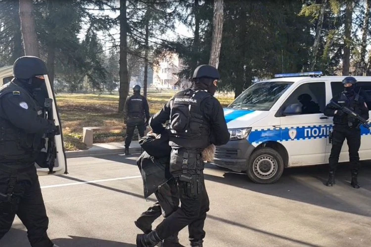 Uhićeno 12 osoba - pronađen novac, droga i oružje