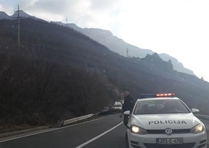 M17: Udario u bankinu i sletio s ceste