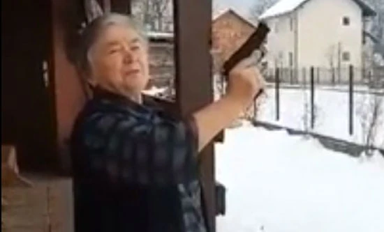 Hicima iz pištolja čestitala Božić