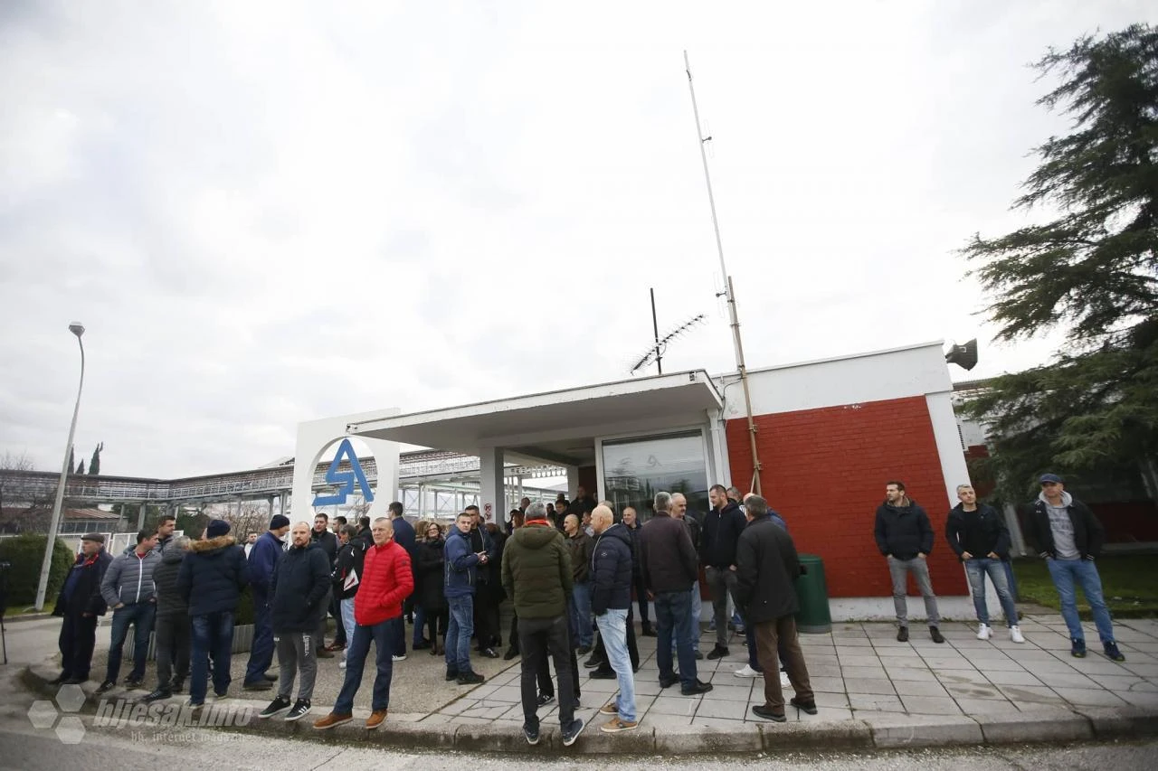 Oči uprte u Aluminij: Radnici žele bilo koga, ponude se odbijaju?!