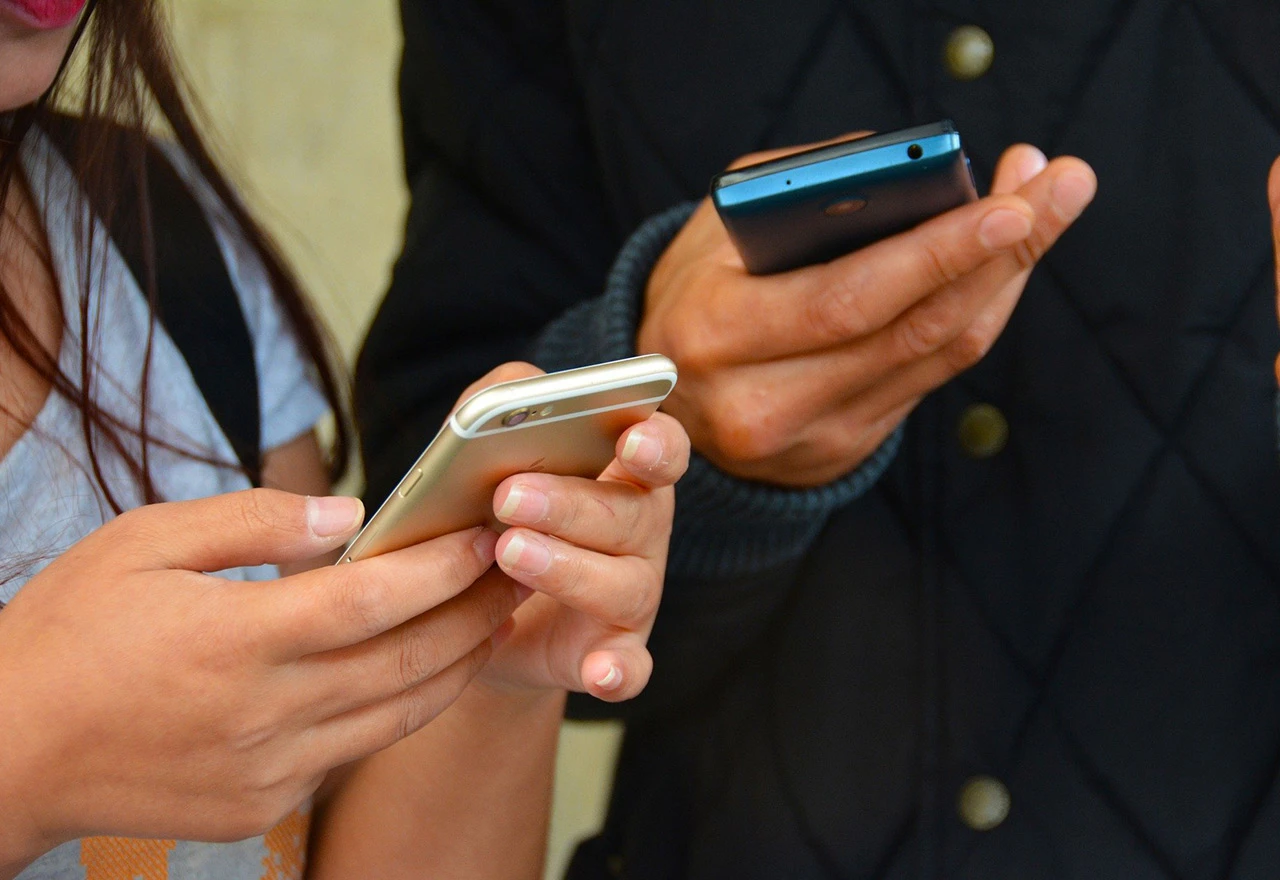 Droga novog doba: Mladi ovisni o telefonima