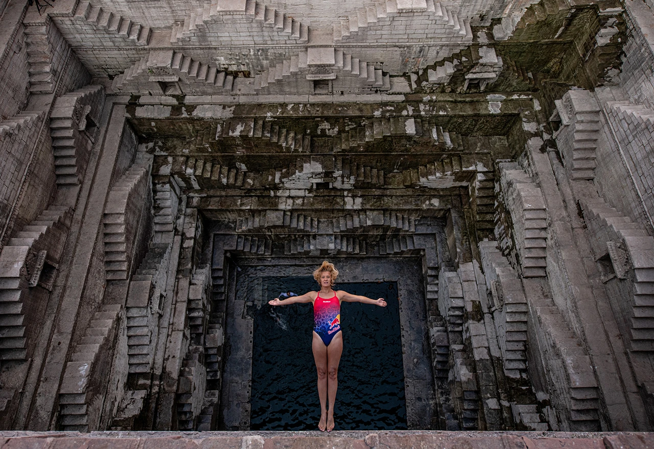 Kraj cliff diving sezone obilježen skokovima u tri stoljeća star bunar u Indiji