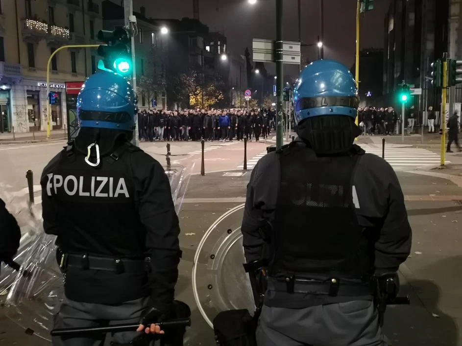 Tučnjava navijača Atalante i Dinama, letjele baklje i boce
