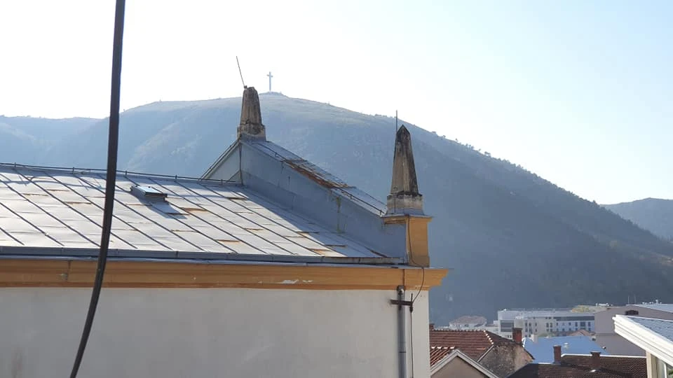 Oštećen povišeni kameni dio ulaznog zabata mostarskog Pozorišta lutaka