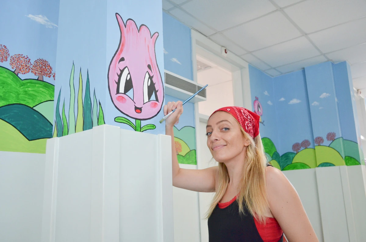 Nastavnica engleskog oslikala škole, zdravstvene ustanove i parkove muralima