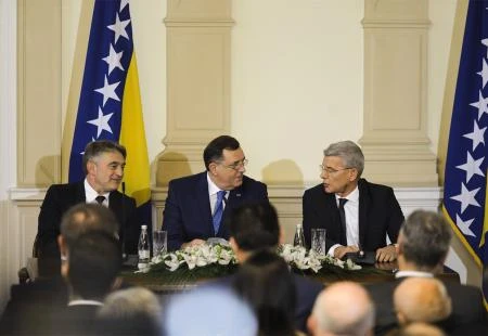 Nije govno nego se posr'o kučak