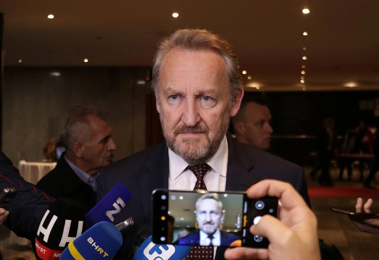 SDA traži ukidanje plaća i ostavke