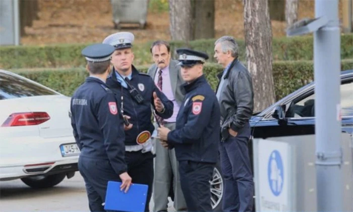 Profesor galamio na Dodika pa ga izbacili