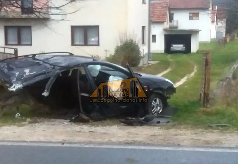 Iz prepolovljenog auta izašli s ogrebotinama