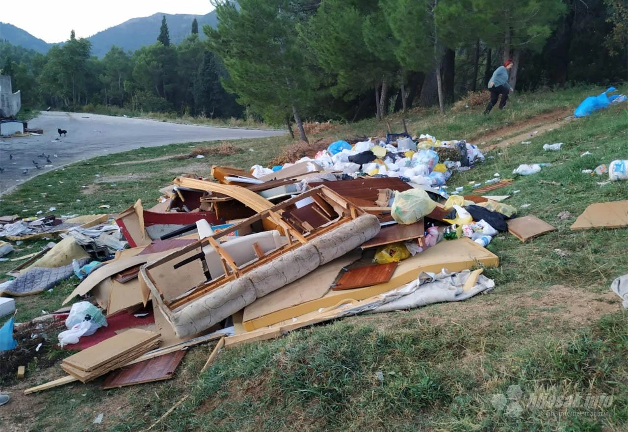 Još neobičnih instalacija u Mostaru: Izložba sitnog i krupnog otpada
