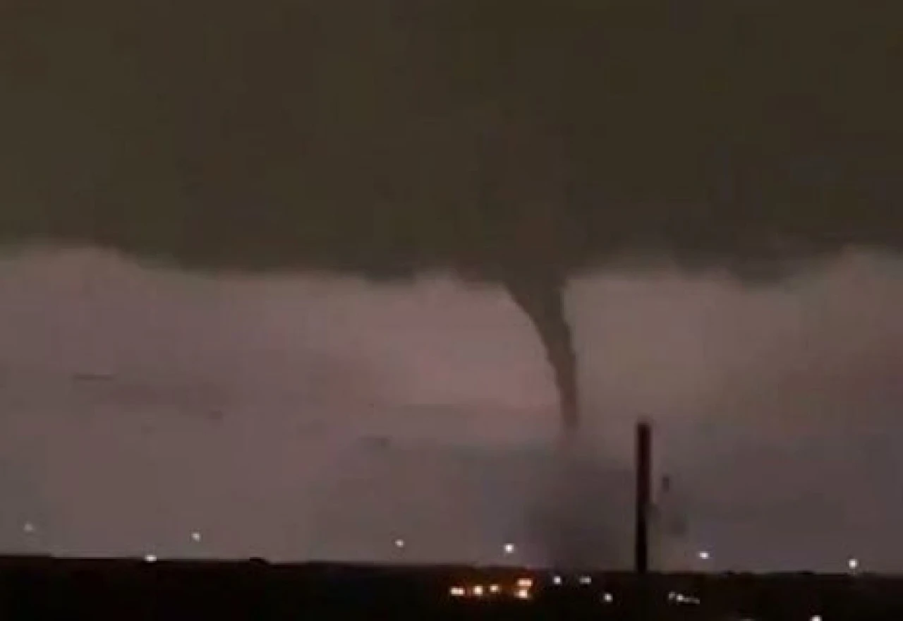 Tornado opustošio Dallas: Više od 100.00 domova bez struje, letovi odgođeni