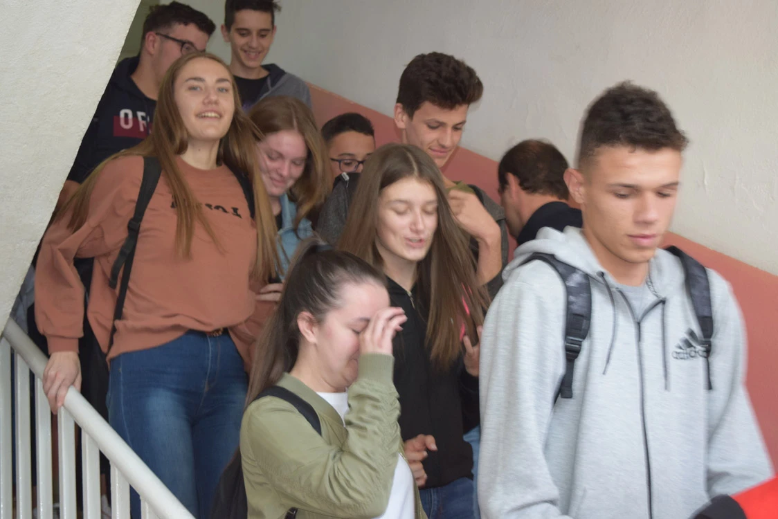 Posušje: Domar je pokušao ugasiti požar, ali je naređena evakuacija škole