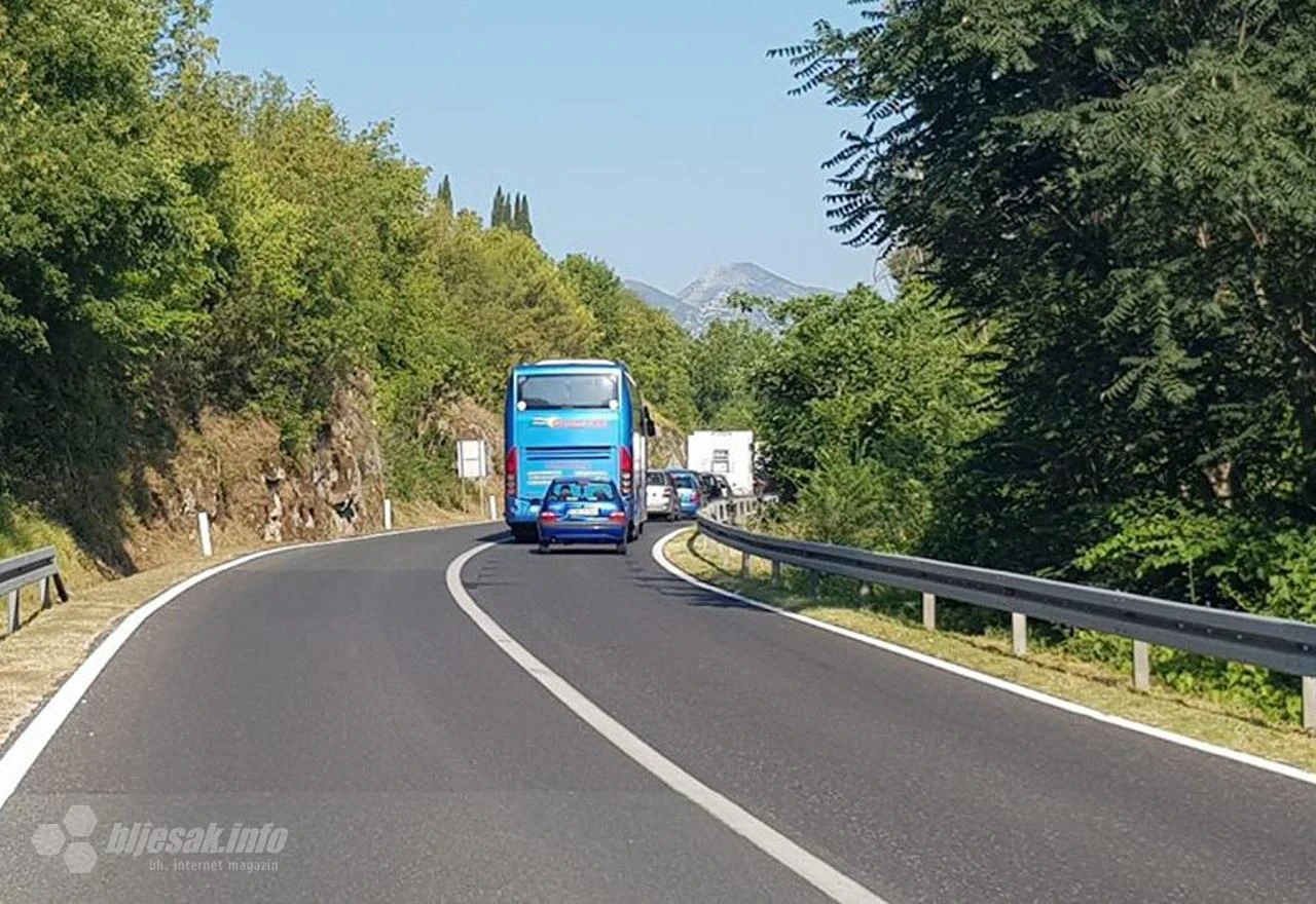Duge kolone vozila pri prelasku granice u oba smjera na GP Doljani