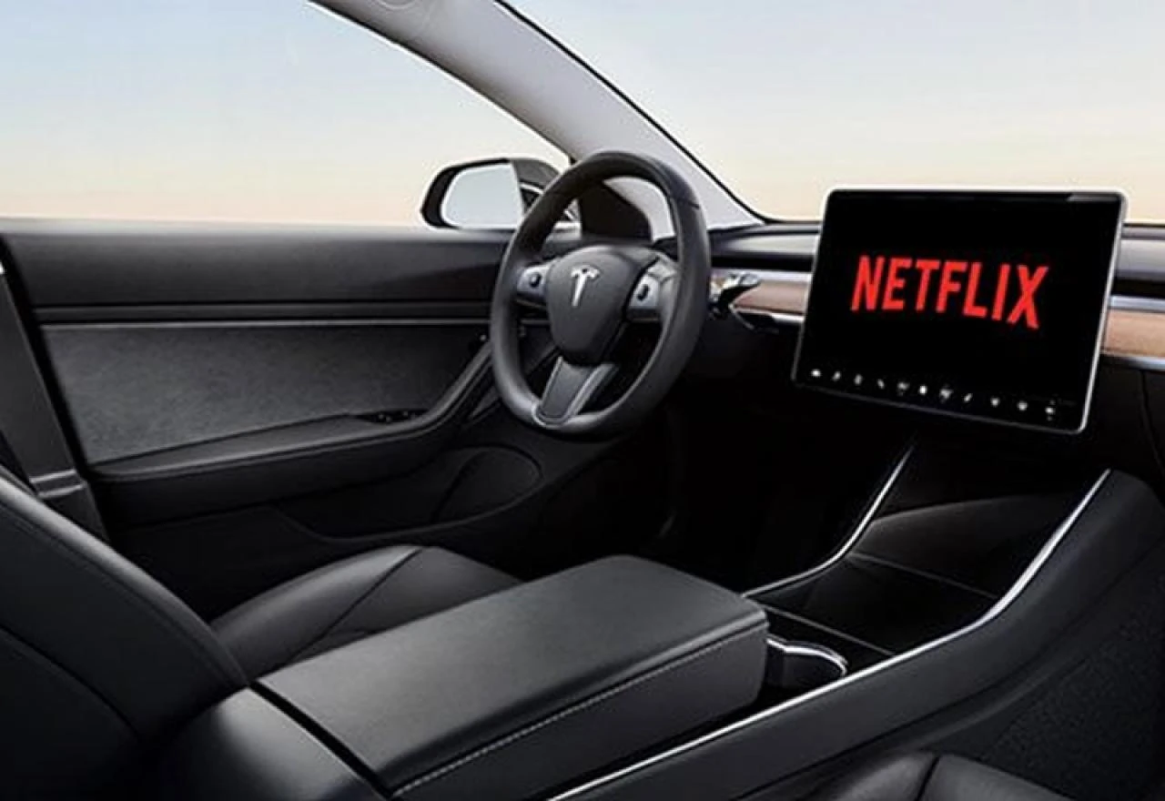 Tesla će nuditi pristup Netflixu i YouTubeu