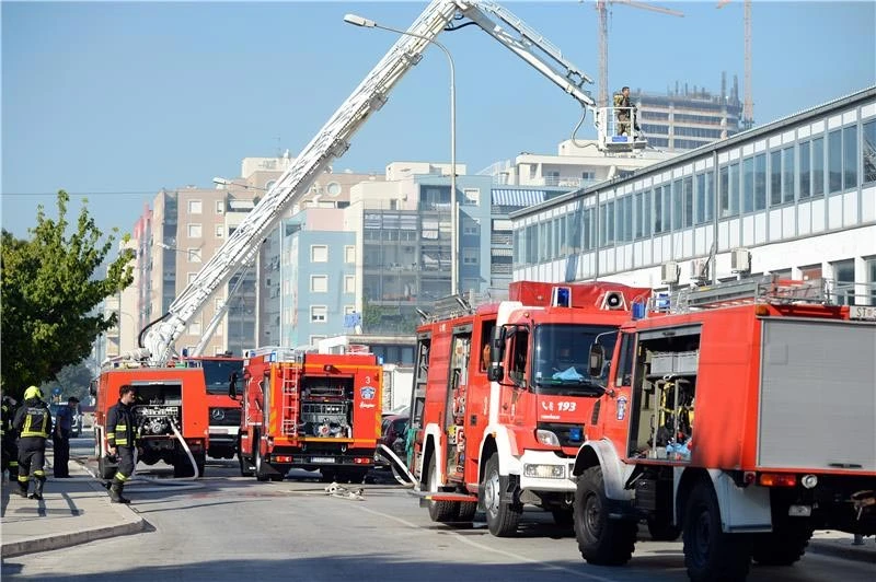 Lokaliziran požar u skladištu Slobodne Dalmacije