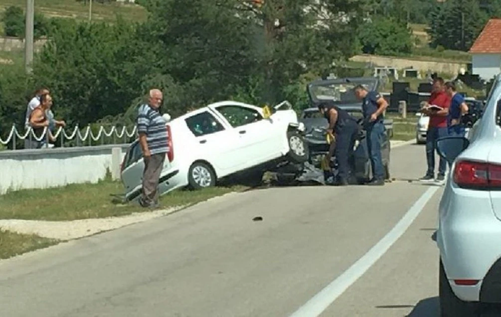 U stravičnoj nesreći kod Livna poginuo muškarac, četiri osobe ozlijeđene