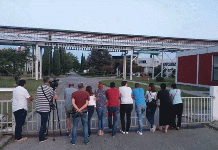 Domaći mediji ostali bez informacija: Davanje izjava novinarima iz Hrvatske gledali preko ograde
