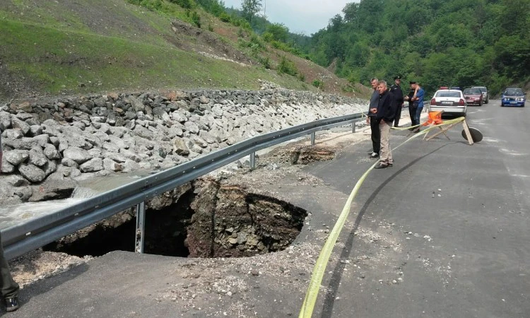 Velika rupa na cesti u Zenici razbjesnila mještane