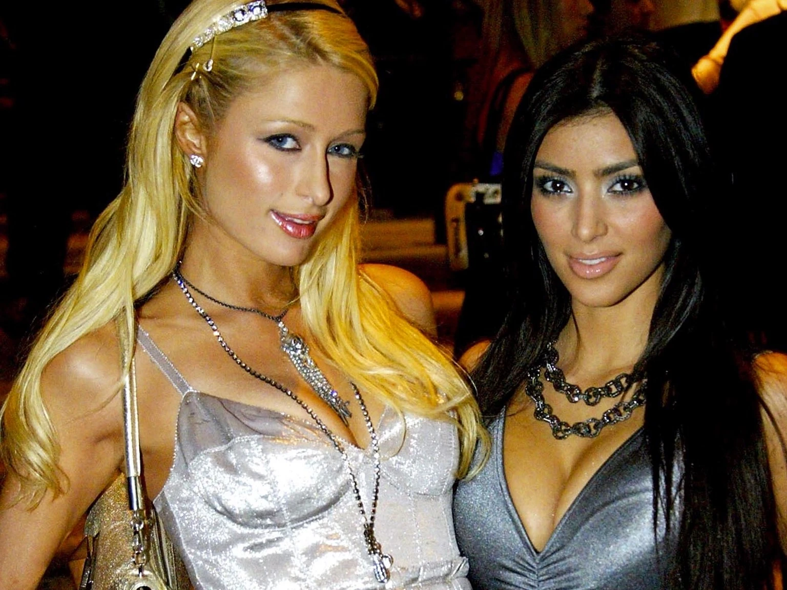 Zna se što je dobra stražnjica: Kim pokazala adute u novom spotu Paris Hilton