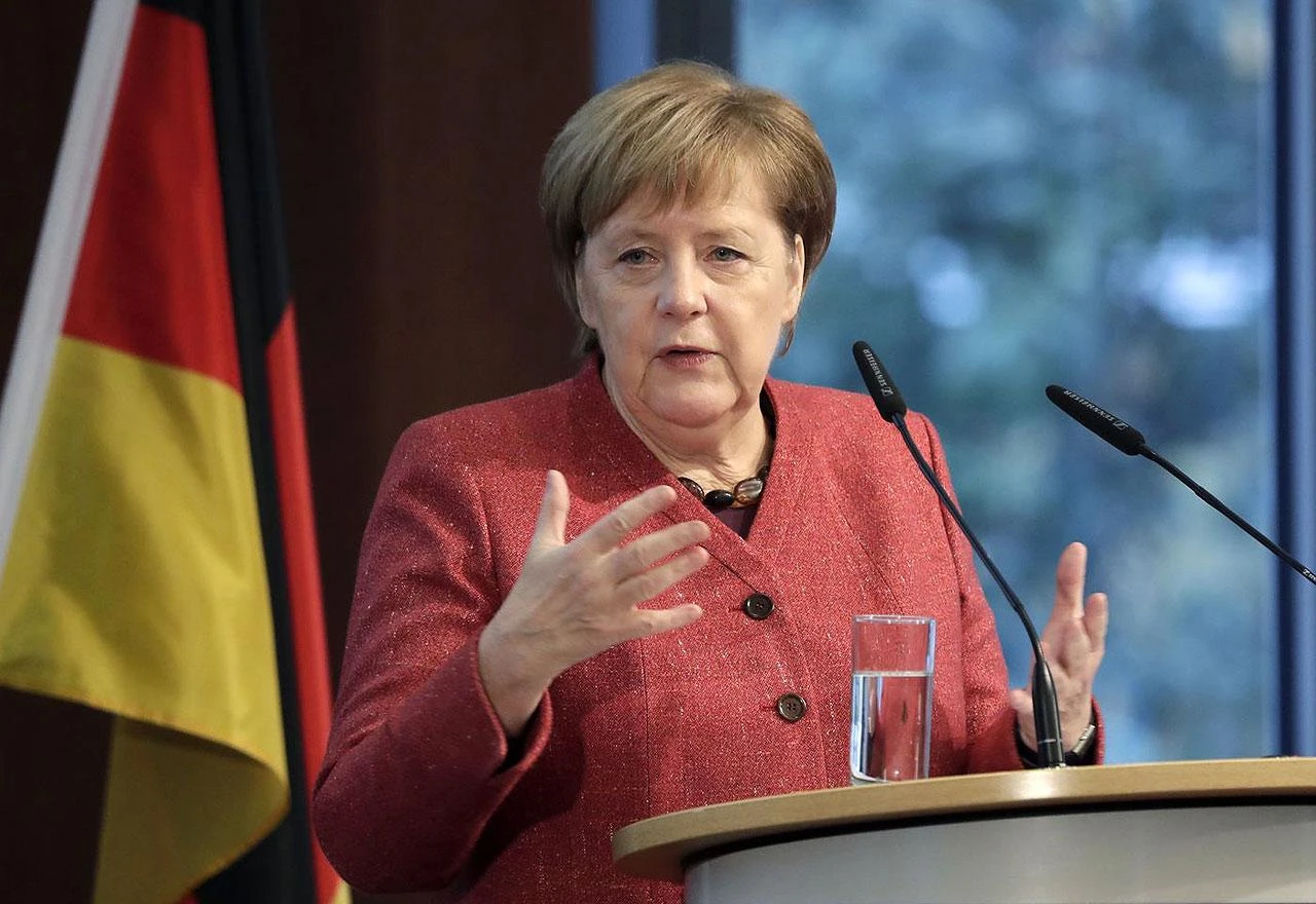 Merkel upozorava: Austrijski skandal pokazuje da je krajnja desnica na prodaju