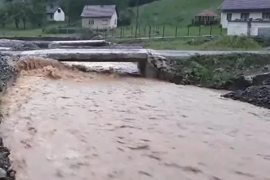 U šest općina RS zbog poplava odgođena nastava