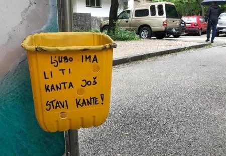 Postavljene kante s porukom gradonačelniku Bešliću