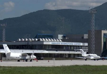 Drama u Sarajevu: Policija morala evakuirati zrakoplov zbog osoba na pisti
