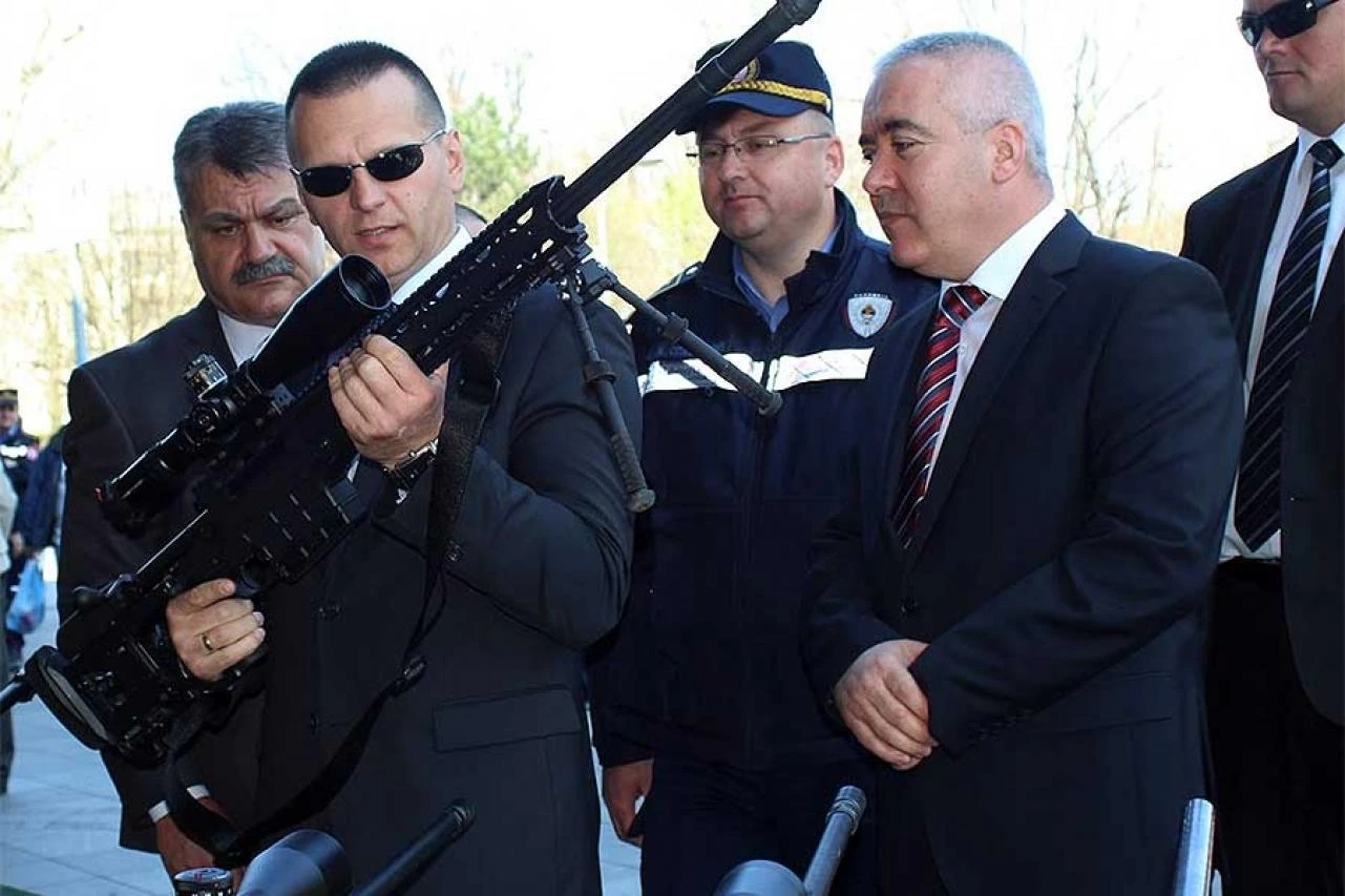 Lukač ne odustaje od zabrane slikanja policajaca
