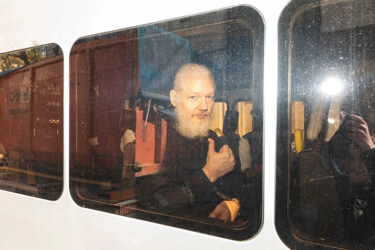Britanski političari žele da se Assange izruči Švedskoj, a ne Americi