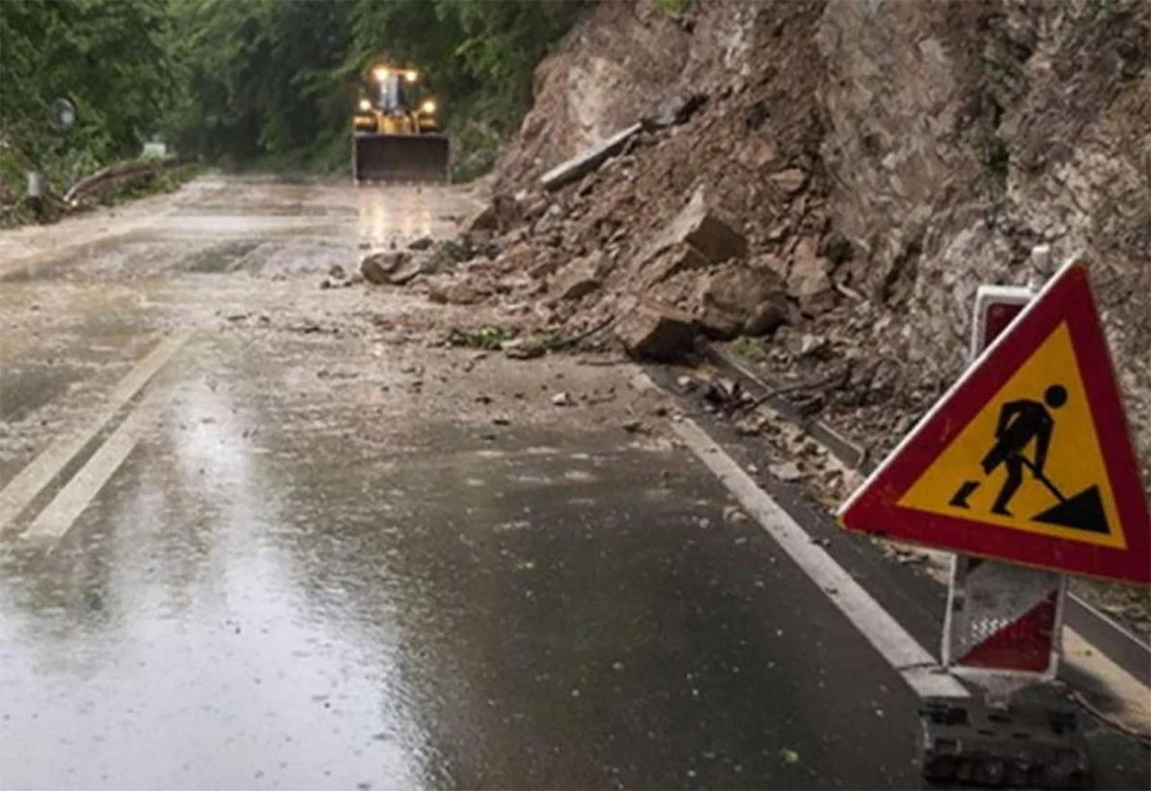 Zbog nestabilnog vremena, te povremene kiše opreznije voziti 