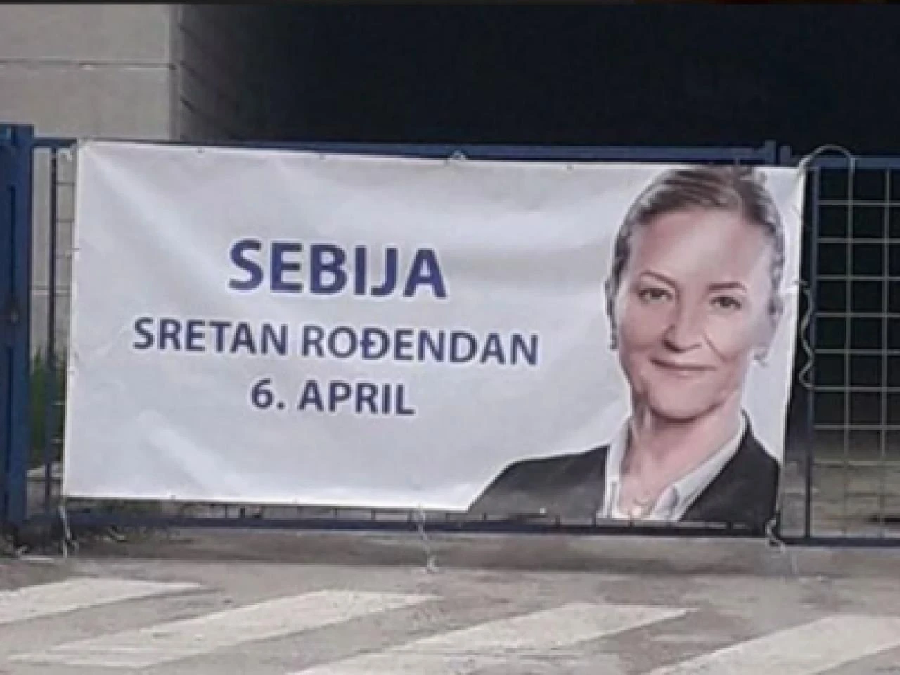 Na KCUS osvanuo transparent "Sebija, sretan rođendan"