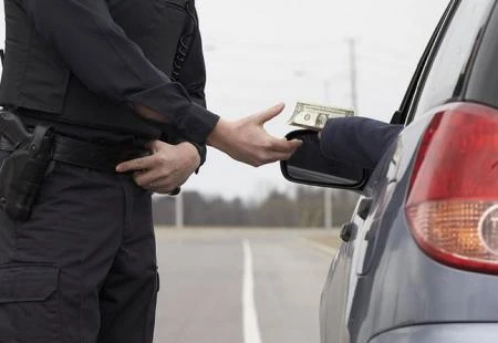 Policajac osuđen za primanje mita