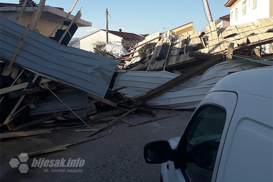 Mostar: Radnik kojeg je udarila daska u nevremenu bori se za život