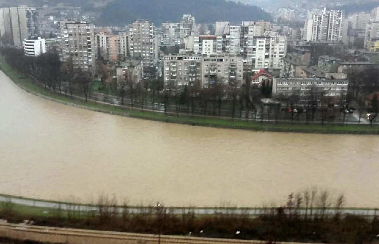 Kiša i naglo otopljeni snijeg prave probleme u Zenici, potopljene kuće