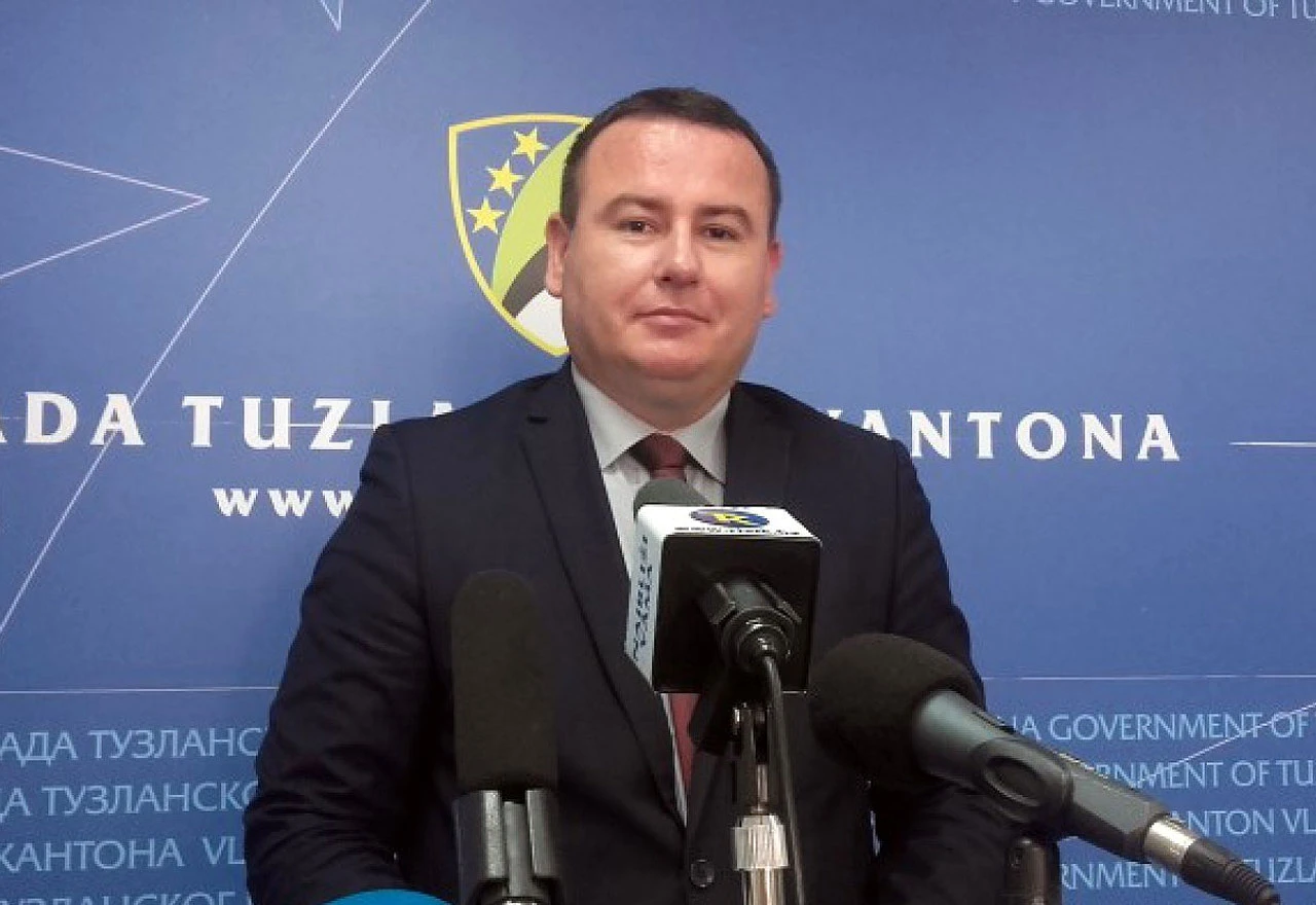 Bivši ministar demolirao kafić i tukao goste