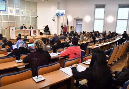 Zastupnicima ukinuto 580 KM paušala