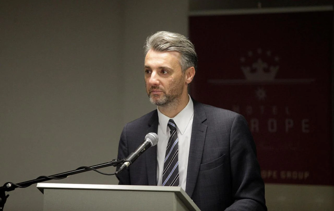 SDA proziva Fortu da mu je vlada sastavljena od kumova i rođaka