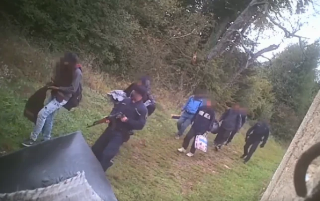 Objavili tajne snimke: Hrvatska policija pendrecima i pištoljima tjera migrante u Bosnu