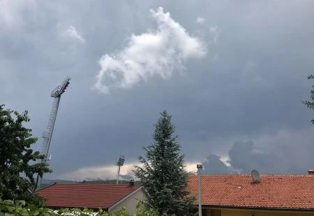 Do kraja dana pretežno oblačno, ponegdje moguća kiša