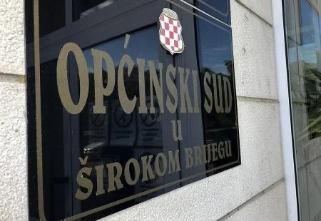 Kaos na suđenju u Širokom: Očuh i majka žrtve pedofilije u pritvoru, pedofil na slobodi
