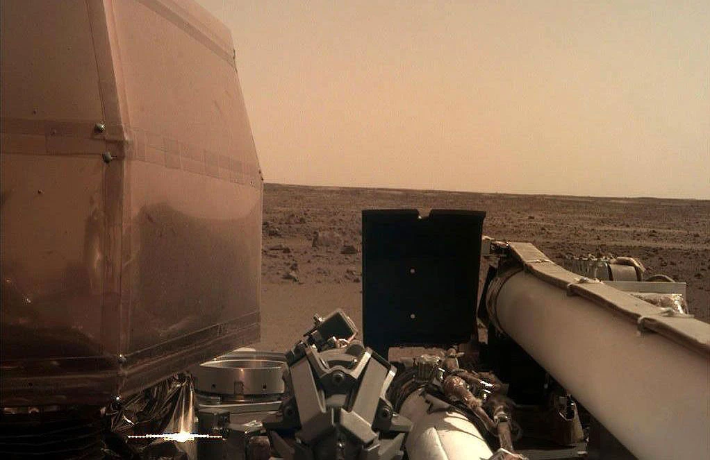 NASA objavila prvu fotografiju s Marsa koju je poslala sonda InSight