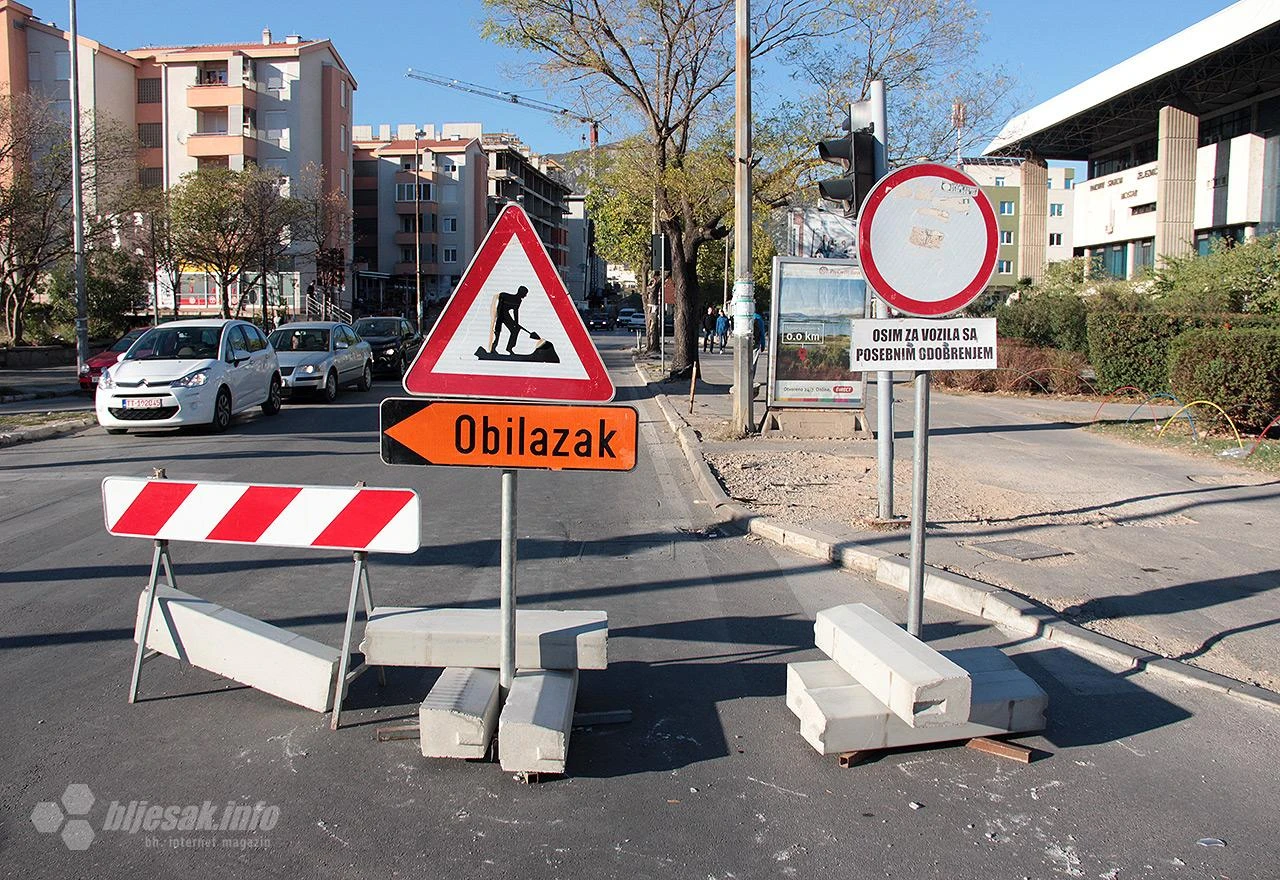 Mostar: Građani pozvani da uklone vozila zbog radova na kolektorima