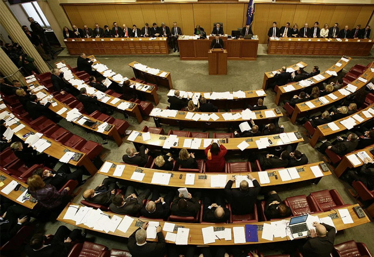Hrvatski zastupnici o migrantima u BiH: Velika Kladuša nije u Pakistanu, ali je Pakistan u V. Kladuši