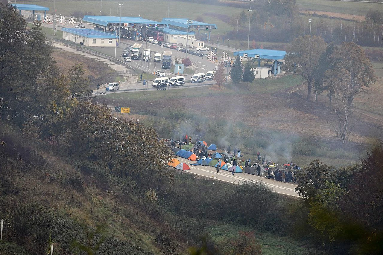 VIDEO | Sukob na granici: Migranti probili policijski kordon, ima ozlijeđenih