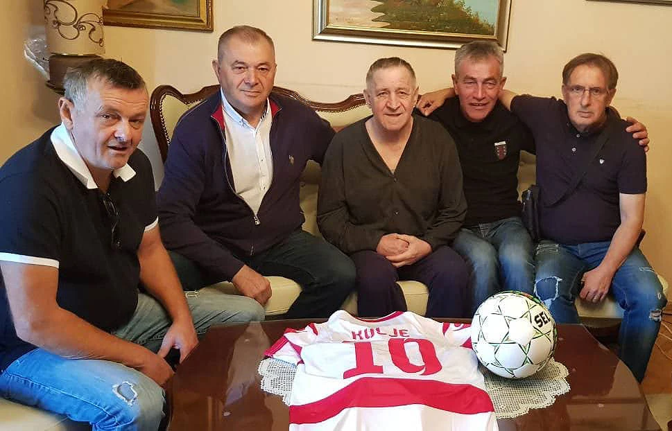 Legendarni Franjo Vladić za 68. rođendan dobio loptu i dres Zrinjskog