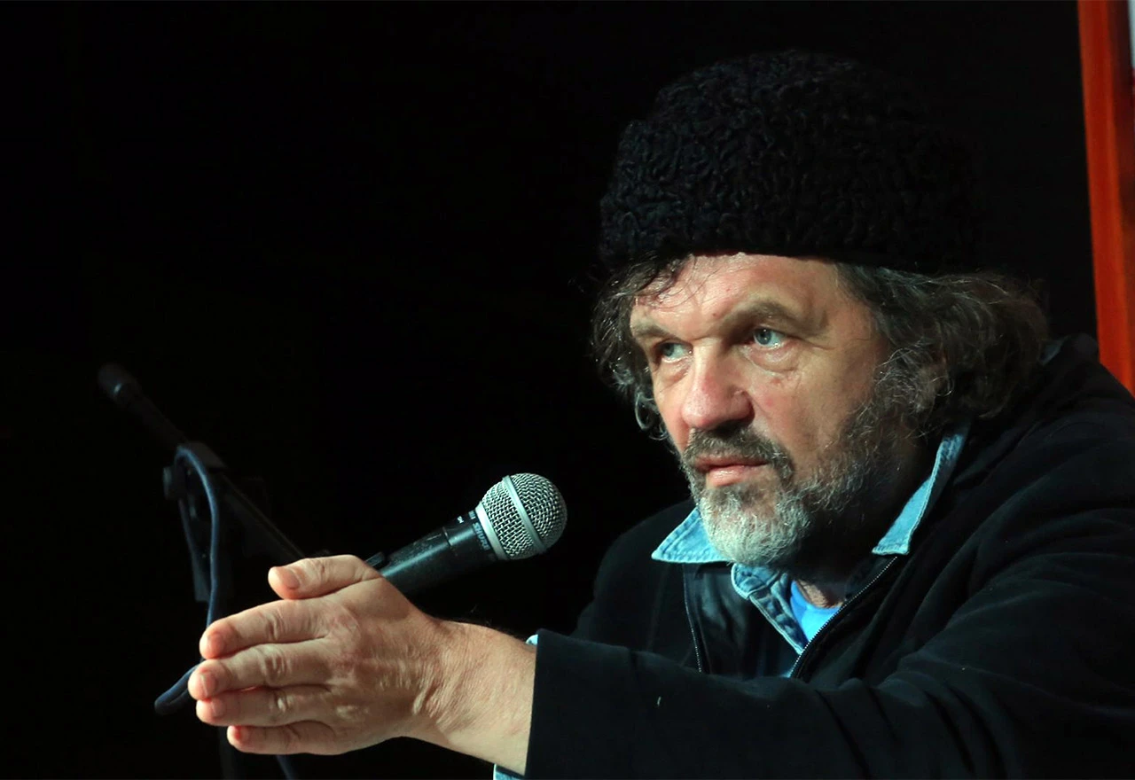 Kusturica na koljenima pred Dodikom: On je centarfor, a kad pjeva saksije se tresu