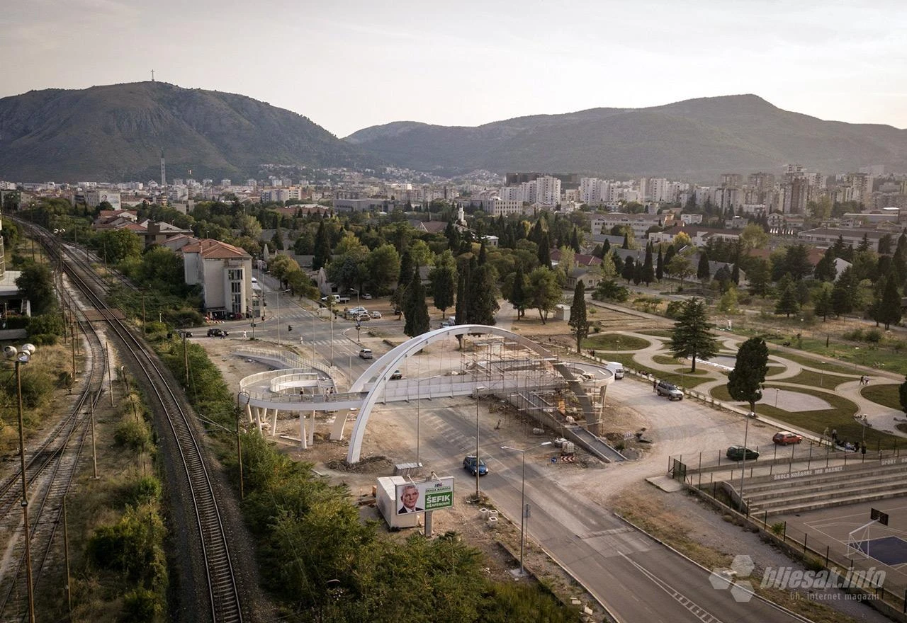 VIDEO | Prešli smo ''preko'' zakašnjele mostarske pasarele