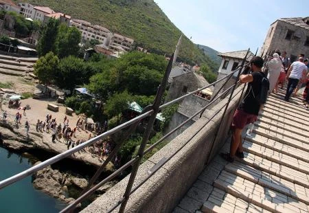 Saudijac životno ugrožen nakon skoka sa Starog mosta