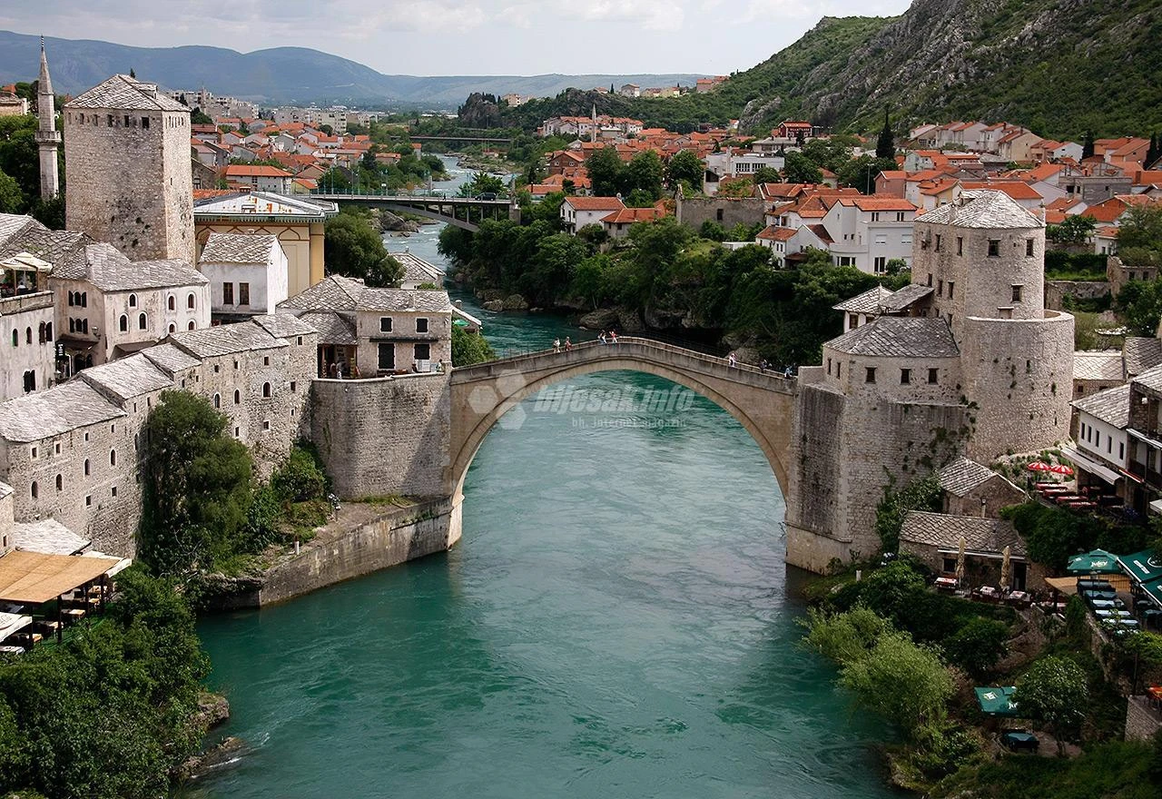 Muškarac teško ozlijeđen nakon skoka sa Starog mosta